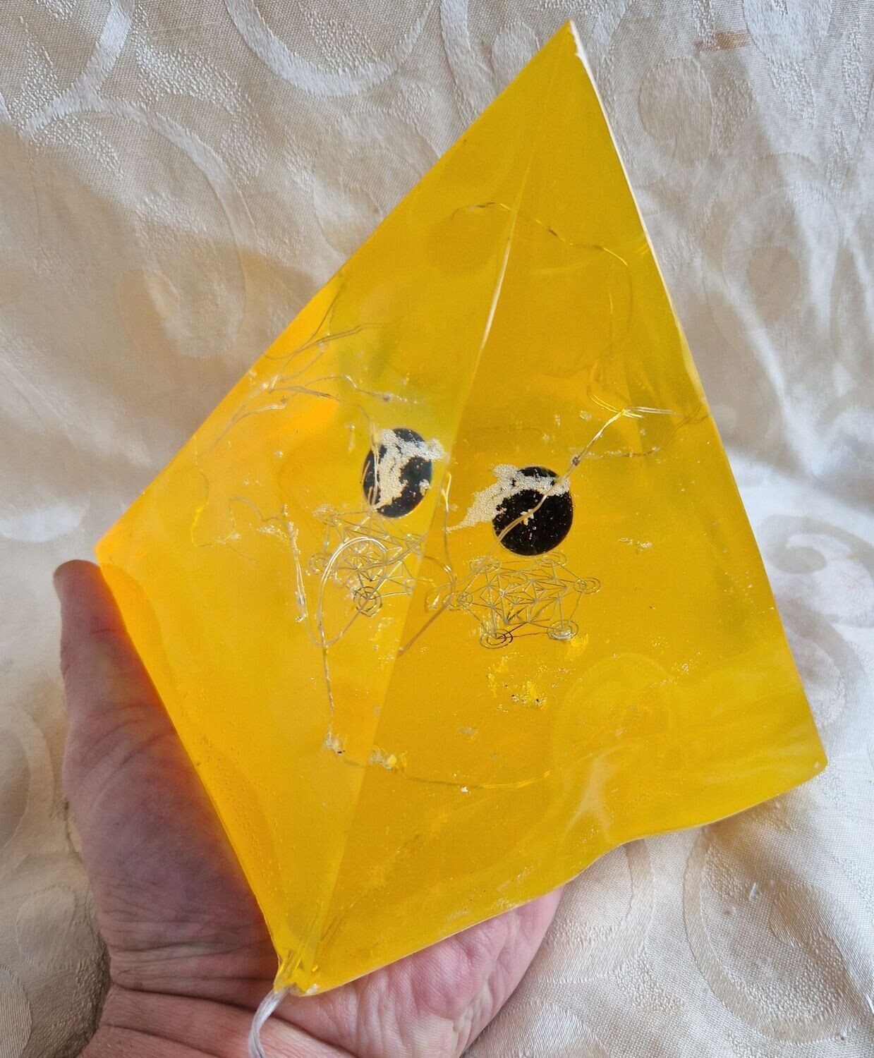 ​Orgonit Pyramide - Onyx-Edelsteinkugel - Blume des Lebens (aus Metall) - mit Lichterkette