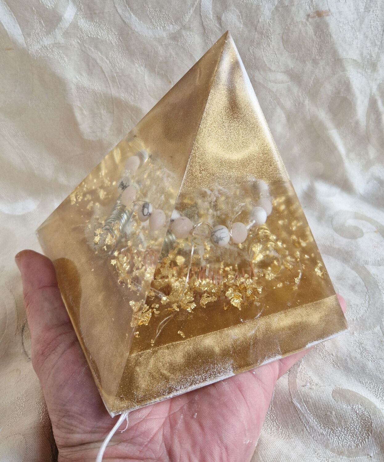 Orgonit Pyramide - Rosenquarz, Howlith und Bergkristall-Edelsteinkugeln - goldfarbenes Schlagmetall - Kupfer-, Messing-, und Stahlfedern - mit Lichterkette