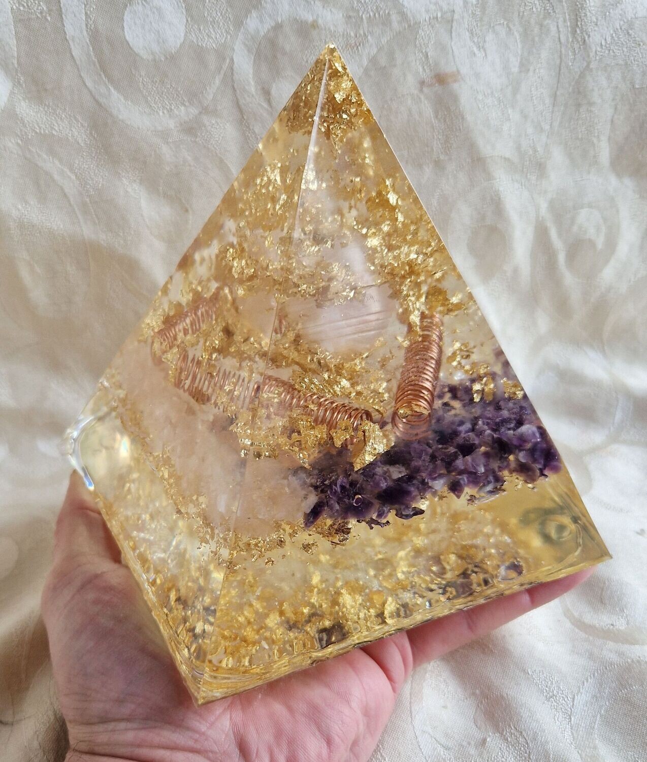 Orgonit Pyramide - Goldenes Dreieck (Bergkristall, Amethyst, Rosenquarz) - Harz Rosenquarzkugel - Messinglfedern - goldfarbenes Schlagmetall