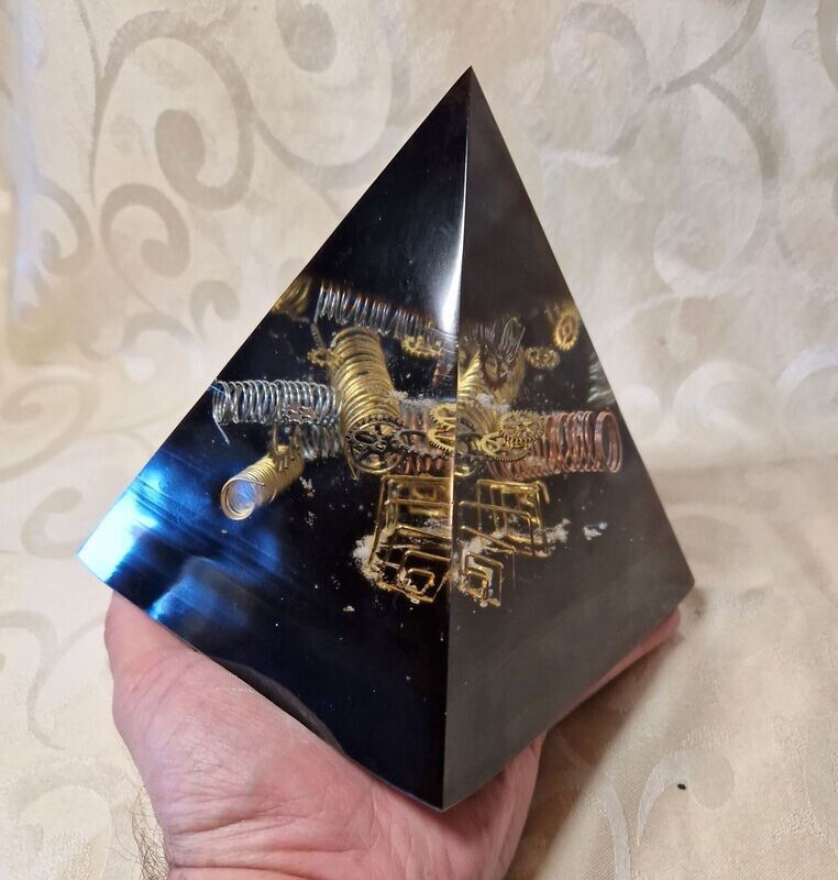 Orgonit Pyramide - mit Kupfer, Stahl- und Messingfedern - Zahnräder