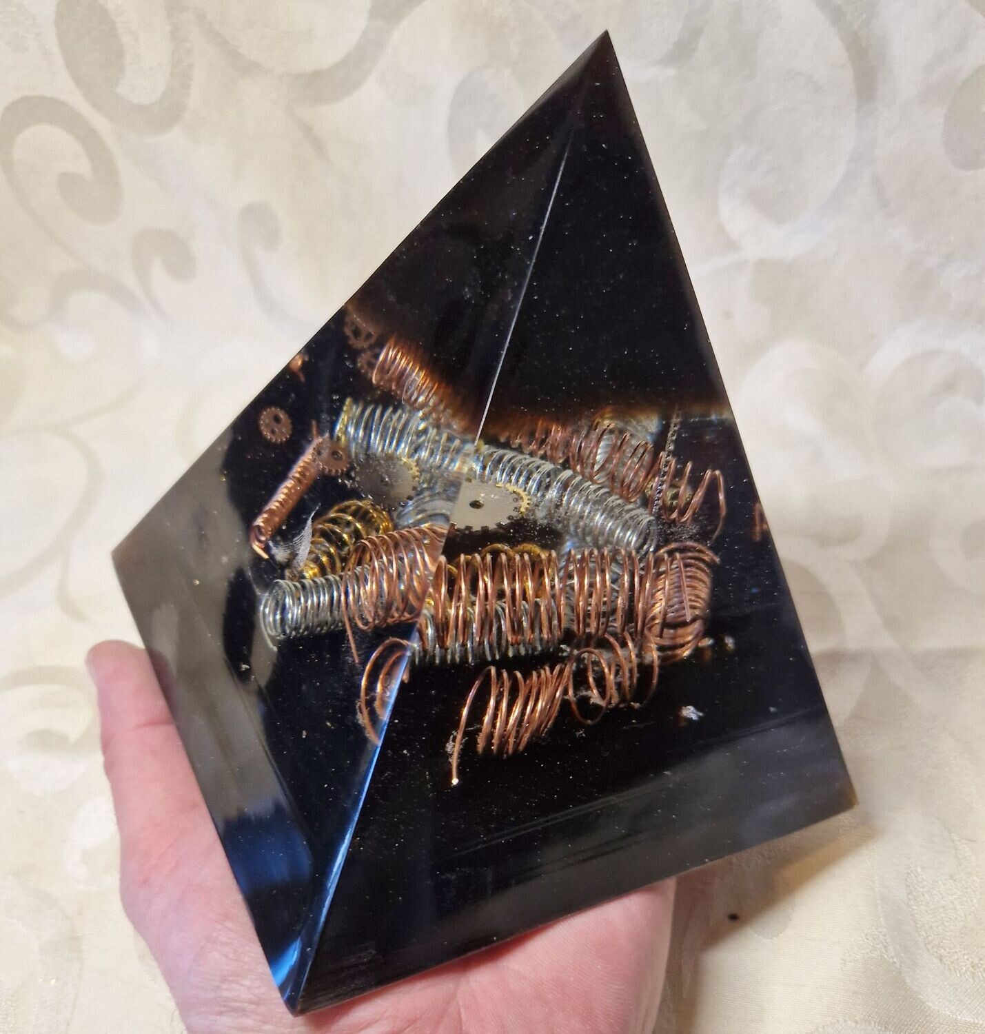 ​Orgonit Pyramide - mit Kupfer-, Stahl- und Messingfedern - Zahnräder