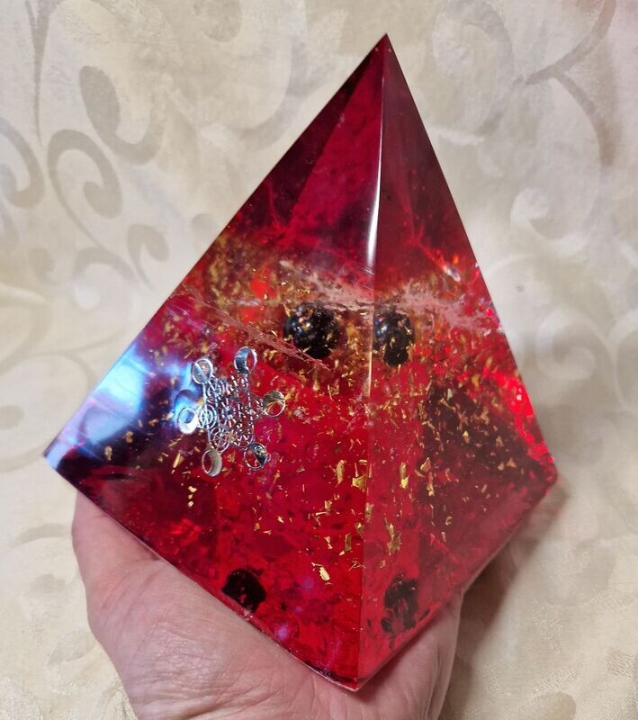 Orgonit Pyramide - Hämatit-Edelsteinkugel - Blume des Lebens (aus Metall) - mit goldfarbenem Schlagmetall
