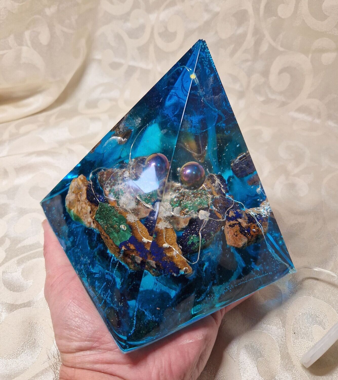 ​Orgonit Pyramide - Regenbogen-Hämatit-Edelsteinkugel - Azurit-Malachit Rohsteine - mit Lichterkette