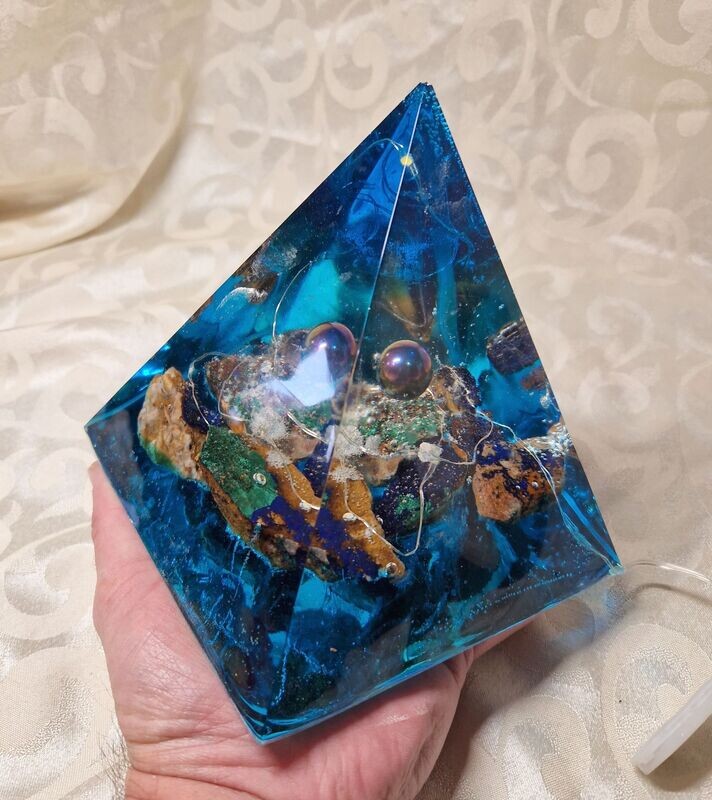 ​Orgonit Pyramide - Regenbogen-Hämatit-Edelsteinkugel - Azurit-Malachit Rohsteine - mit Lichterkette