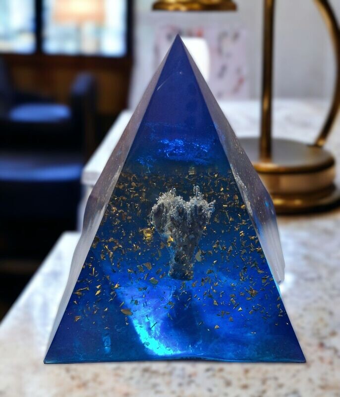 ​Orgonit Pyramide - Erzengel Michael - Sodalith Engel - mit goldfarbenem Schlagmetall