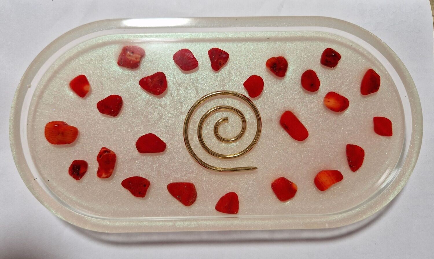 ​Energie Tablett - mit roter Koralle - mit Spirale - in Perlmutt-Weiss