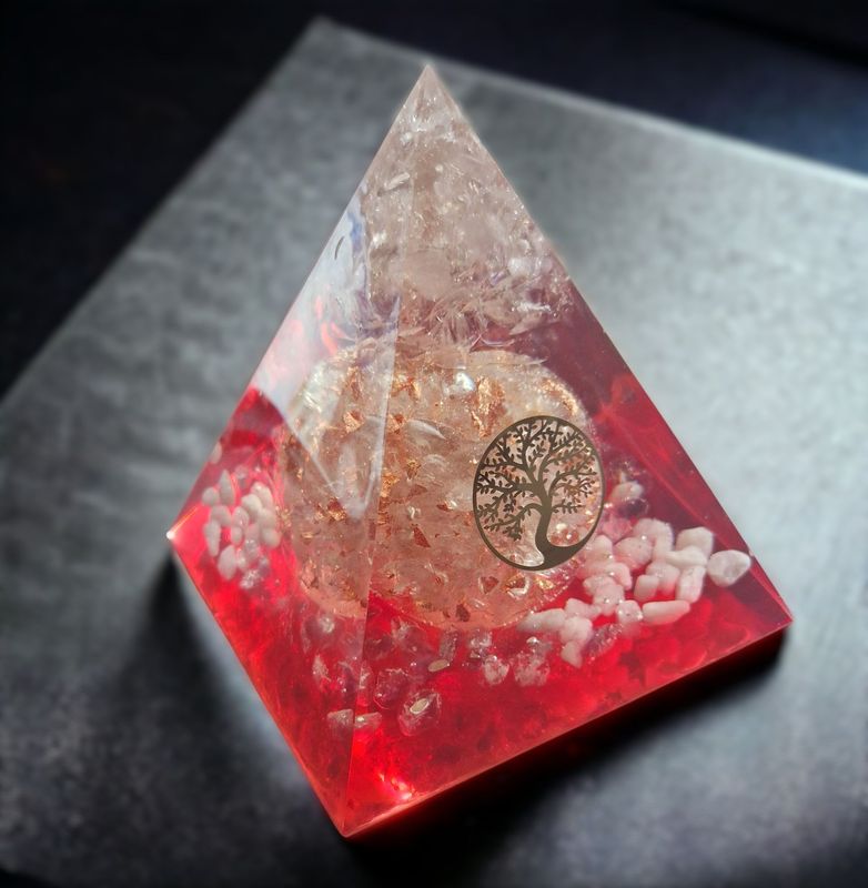 ​Orgonit Pyramide - mit Harz-Bergkristallkugel mit kupferfarbenem Schlagmetall und dem goldenen Dreieck - Baum des Lebens