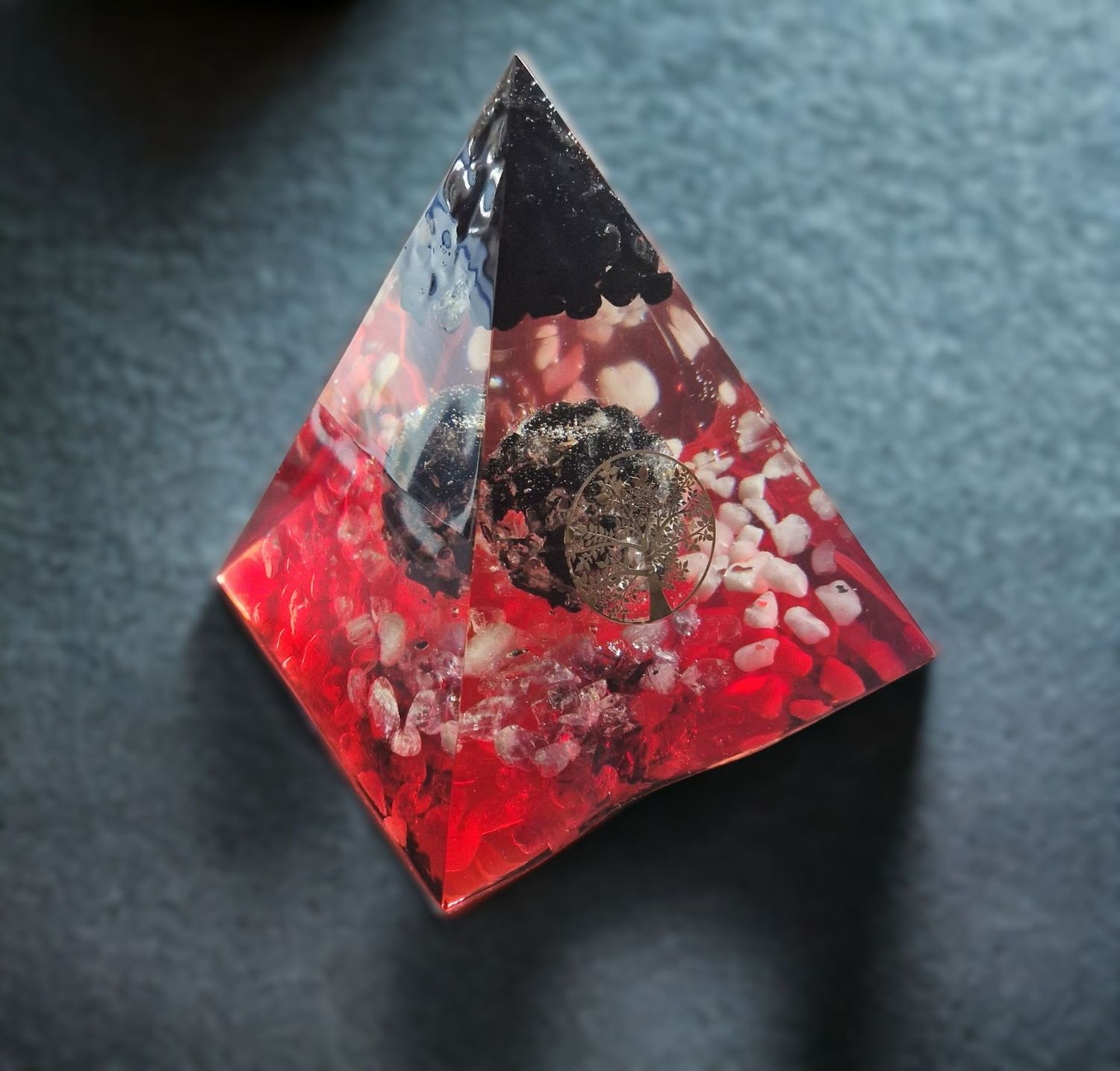 ​Orgonit Pyramide - mit Harz-Bergkristall-Turmalinkugel und dem goldenen Dreieck - Baum des Lebens