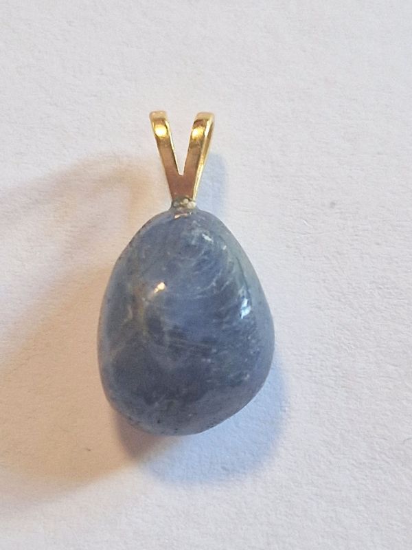 ​​Saphir mit vergoldeter Silberöse 925