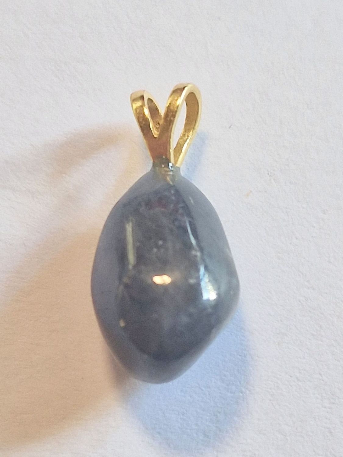 ​​​Saphir mit vergoldeter Silberöse 925