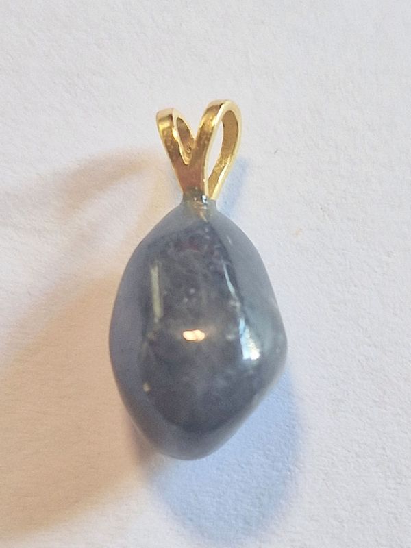​​​Saphir mit vergoldeter Silberöse 925