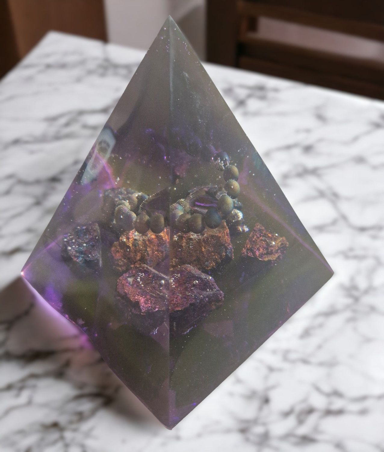 ​Orgonit Pyramide - Chalcopyrit Rohsteine - Quarzdrusen-Kugeln als Spirale auf Messingdraht