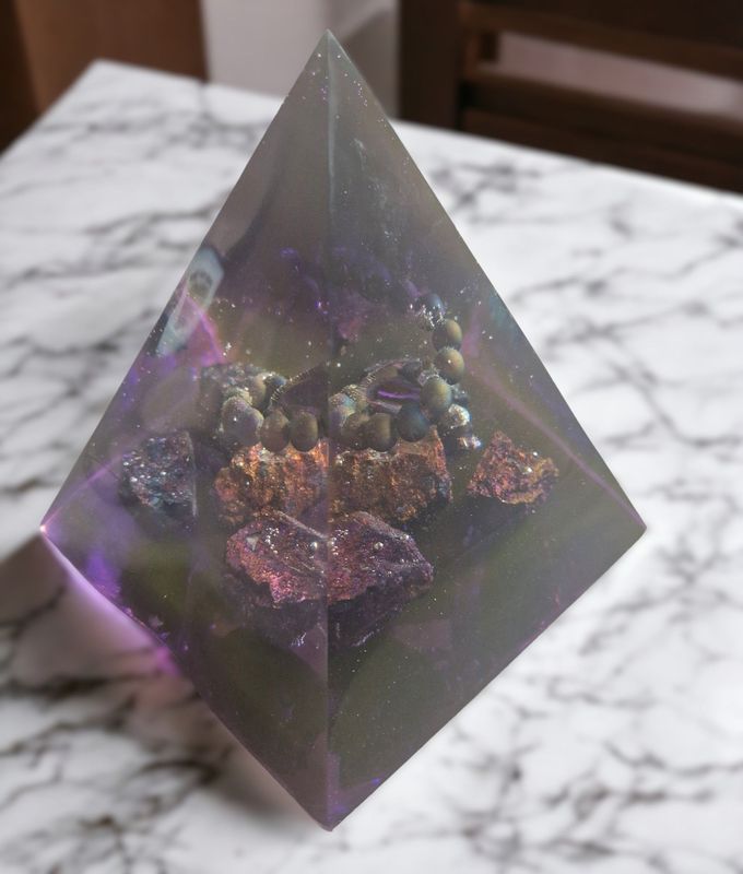 ​Orgonit Pyramide - Chalcopyrit Rohsteine - Quarzdrusen-Kugeln als Spirale auf Messingdraht