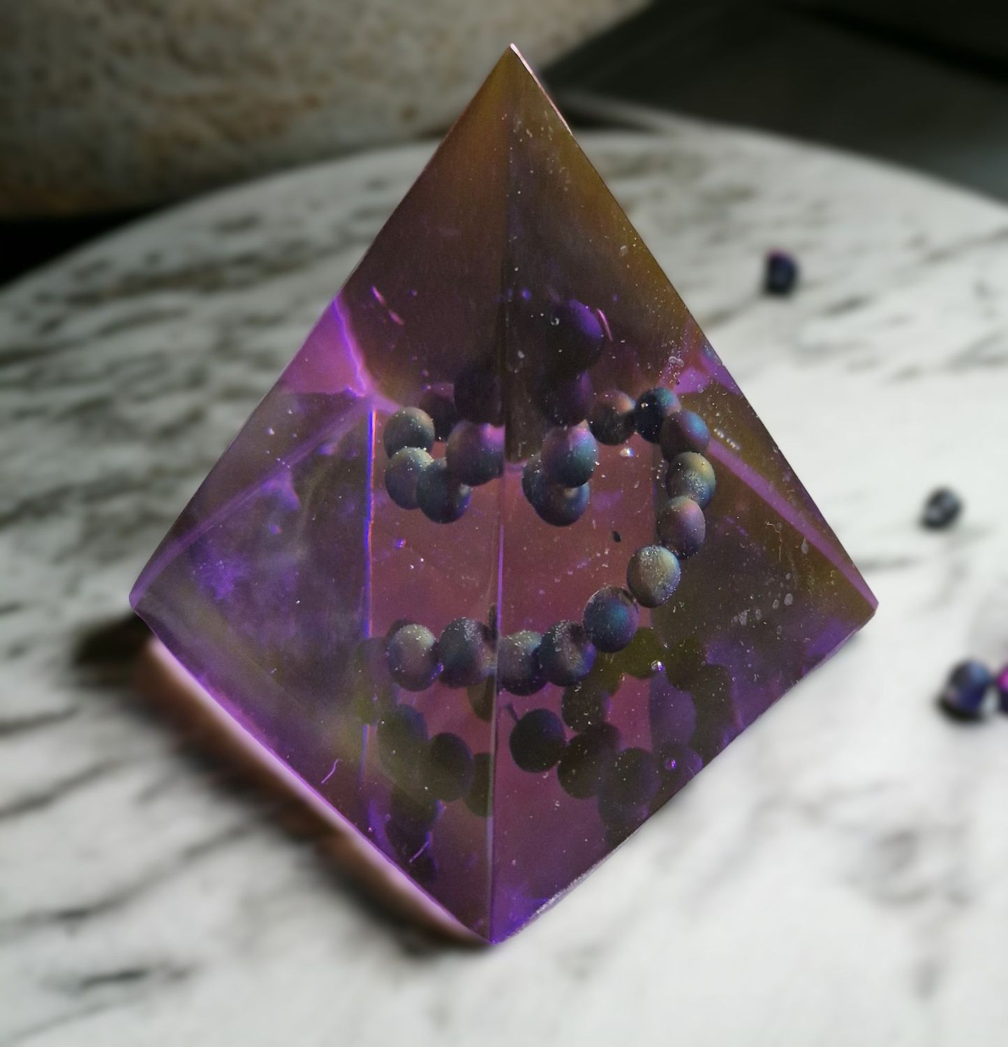 ​Orgonit Pyramide - Quarzdrusen-Kugeln als Spirale auf Messingdraht