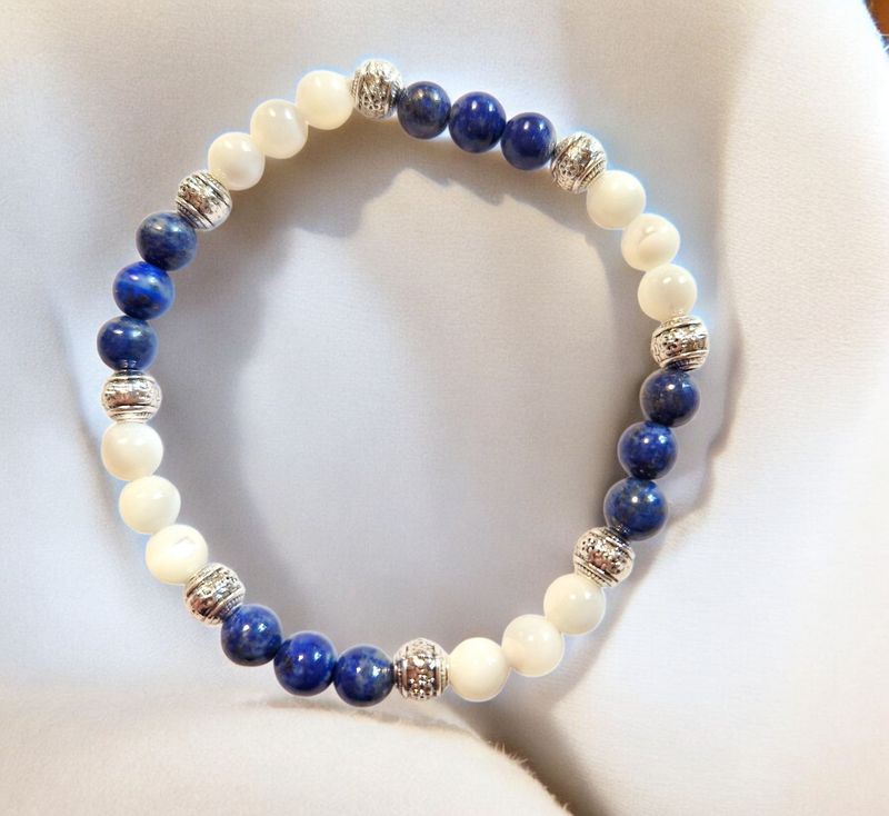 Armband - Lapislazuli und Perlmutt - A Qualität - mit silberfarbenen Metallelementen - 6 mm