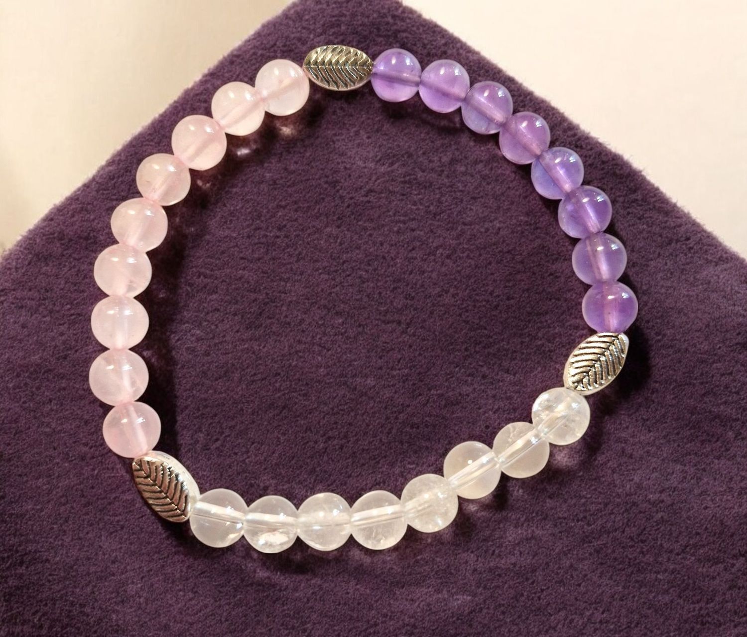 Armband - goldenes Dreieck - Rosenquarz - Amethyst - Bergkristall - A und AA Qualität - mit silberfarbenen Metallelementen - 6 mm Armband - goldenes Dreieck - Rosenquarz - Amethyst - Bergkristall - A und AA Qualität - mit silberfarbenen Metallelementen - 6 mm