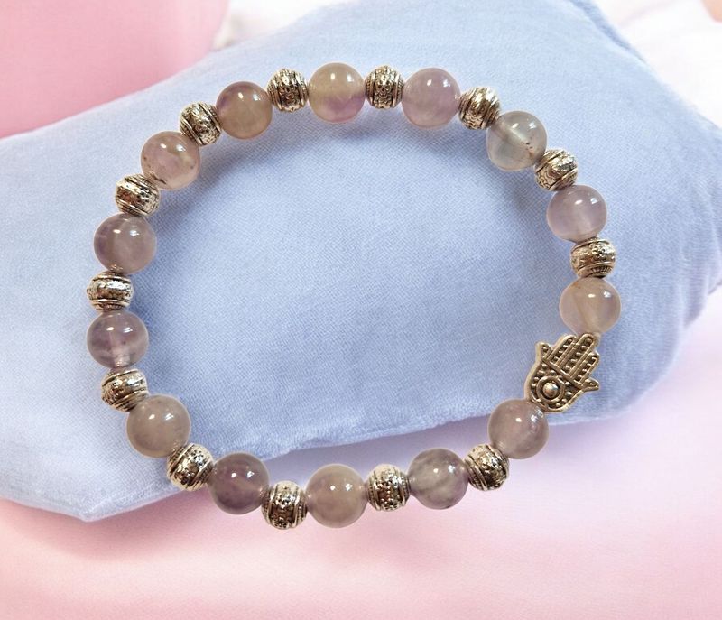 Armband - Amethyst Lavendel - A Qualität - mit silberfarbenen Metallelementen und die Hand der Fatima - 8 mm