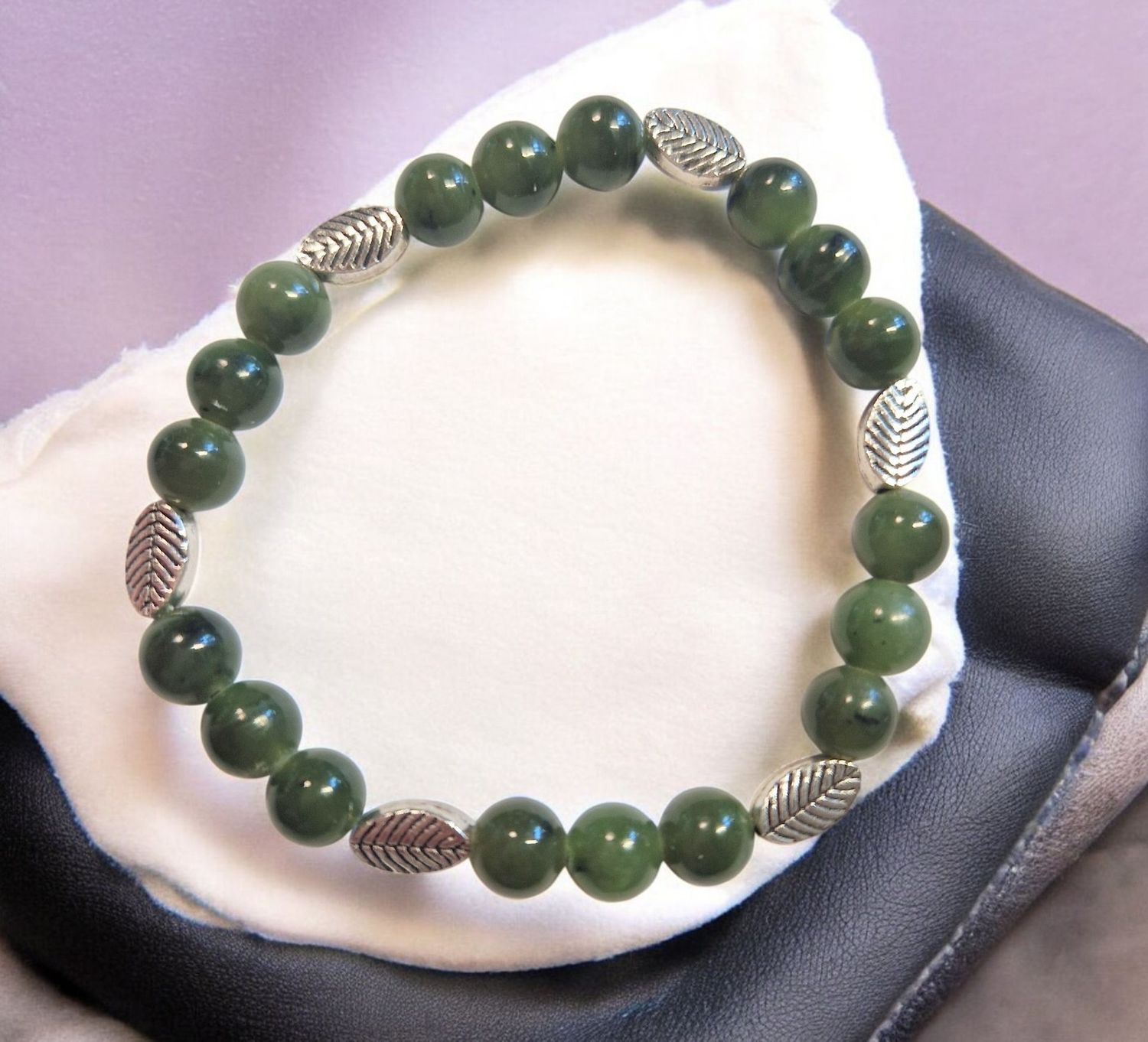 Armband - Nephrit Jade - A Qualität - mit silberfarbenen Metallelementen - 8 mm Armband - Nephrit Jade - A Qualität - mit silberfarbenen Metallelementen - 8 mm