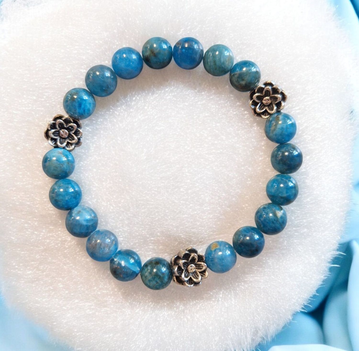 Armband - Apatit - A+ Qualität - mit silberfarbenen Lotusblüten - 8 mm Armband - Apatit - A+ Qualität - mit silberfarbenen Lotusblüten - 8 mm