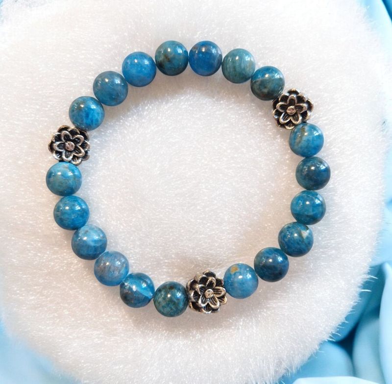 ​Armband - Apatit - A+ Qualität - mit silberfarbenen Lotusblüten - 8 mm