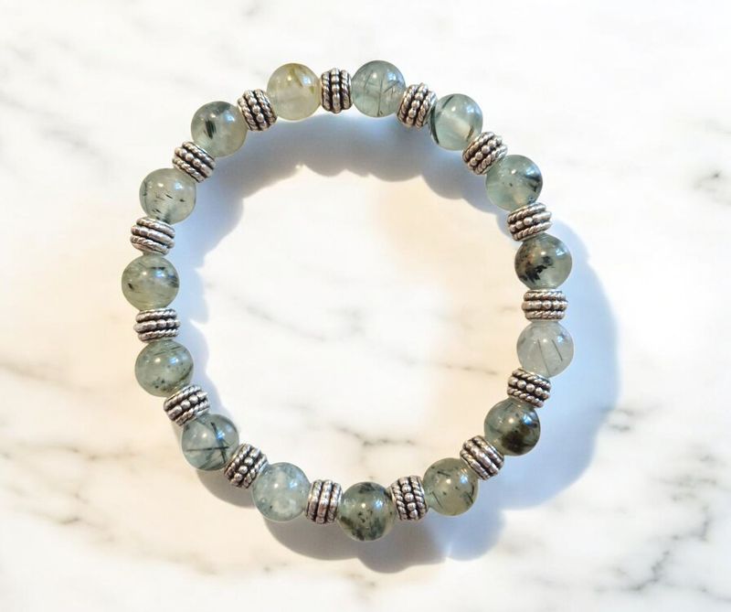 Armband - Prehnit - A Qualität - mit silberfarbenen Metallelementen - 8 mm