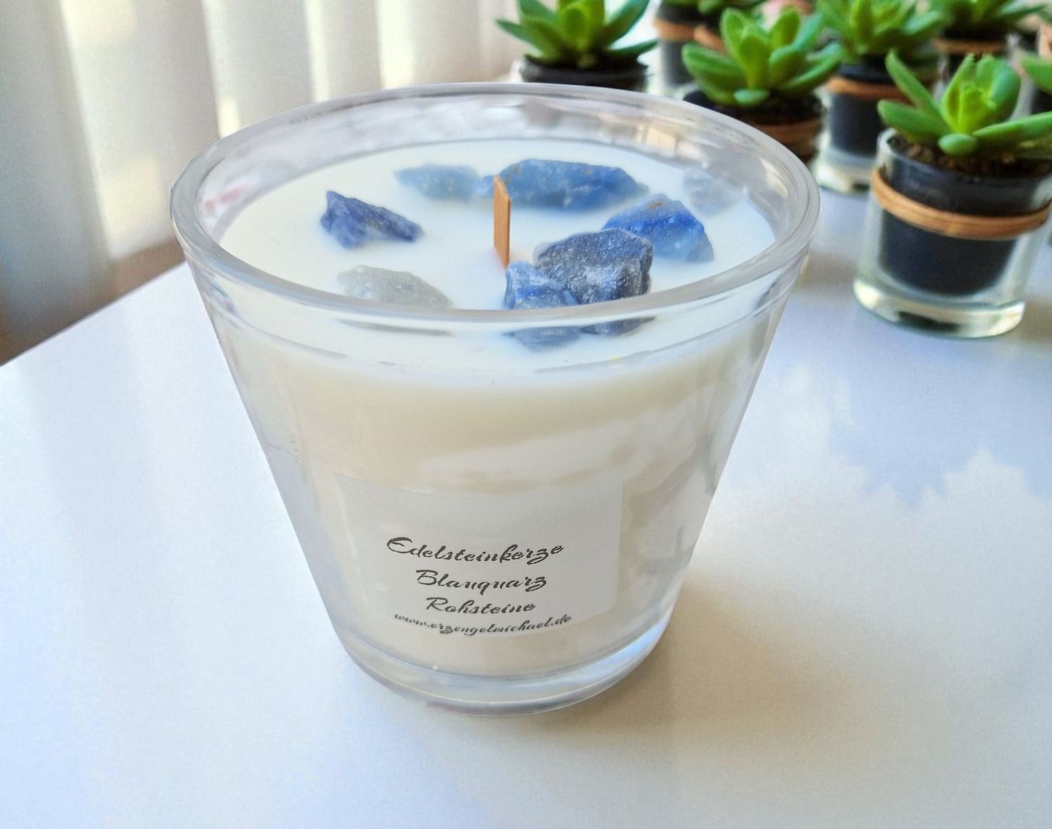Edelsteinkerze aus Sojawachs - Blauquarz in zwei Schichten Edelsteinkerze aus Sojawachs - Blauquarz in zwei Schichten