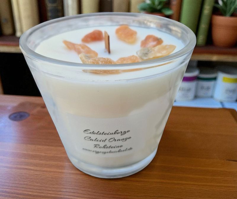 Edelsteinkerze aus Sojawachs - Calcid orange Rohsteine in zwei Schichten