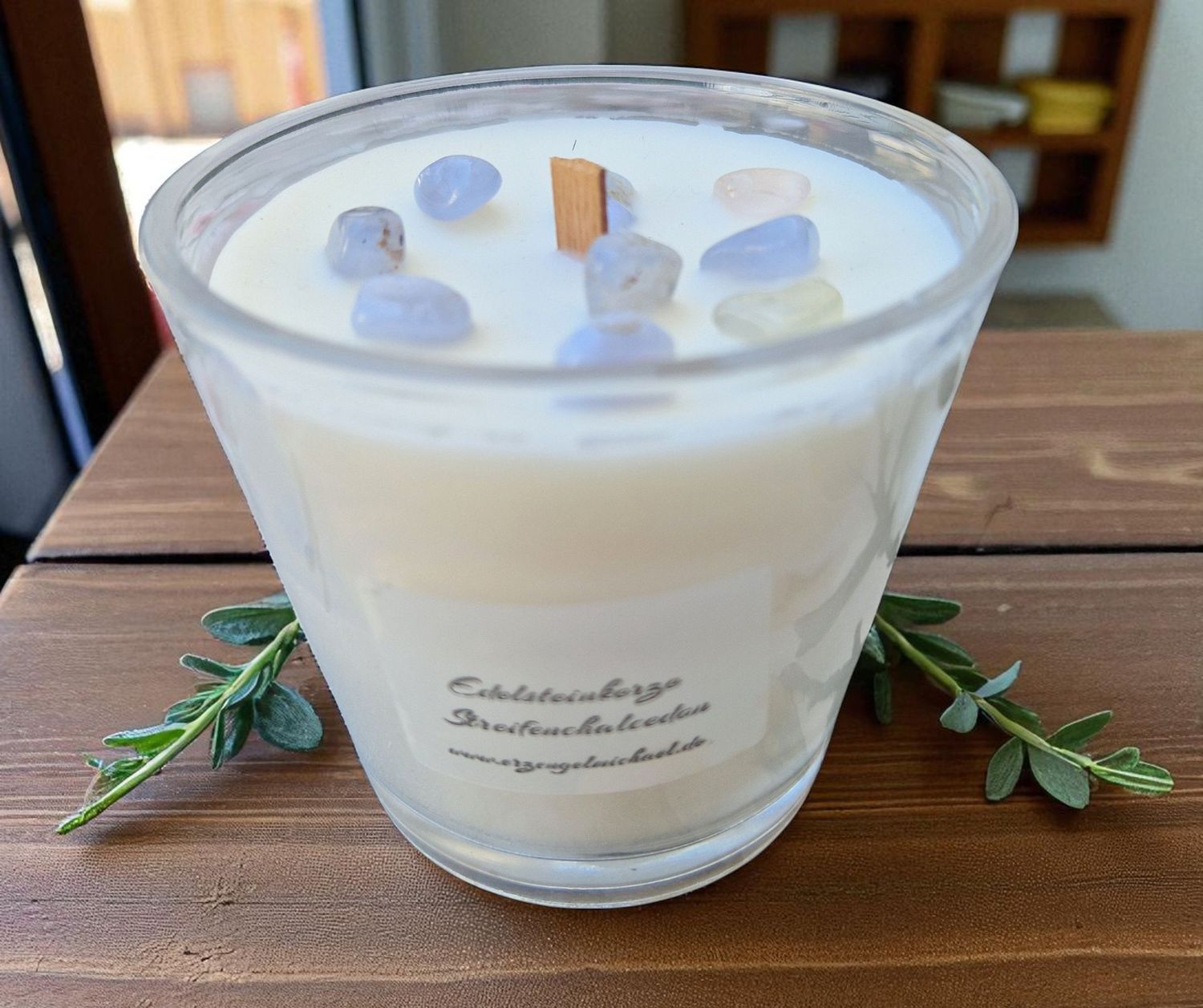 Edelsteinkerze aus Sojawachs - Streifenchalcedon in zwei Schichten Edelsteinkerze aus Sojawachs - Streifenchalcedon in zwei Schichten