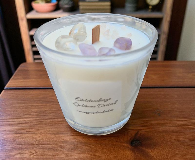 Edelsteinkerze aus Sojawachs - das "Goldene Dreieck" in zwei Schichten