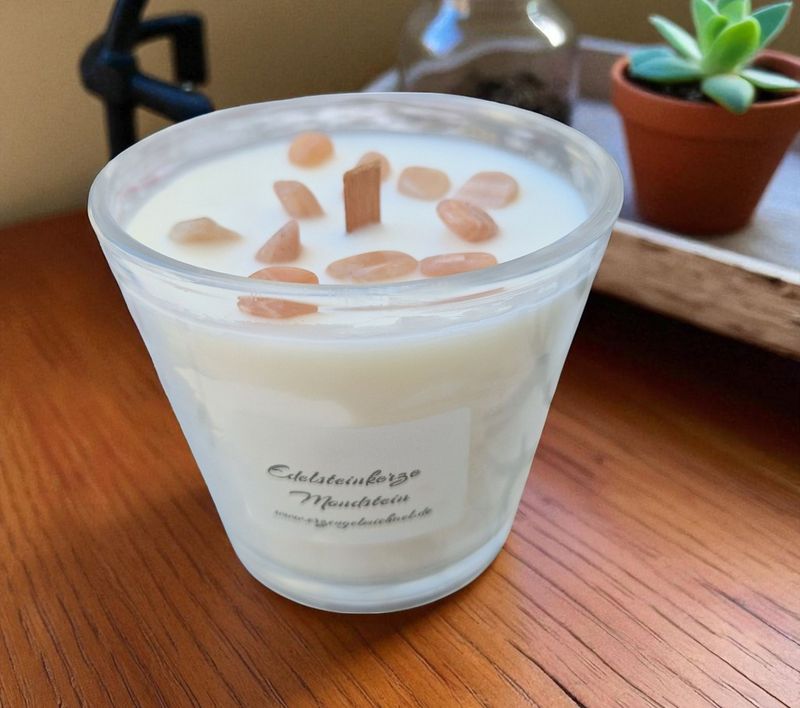 Edelsteinkerze aus Sojawachs - Mondstein in zwei Schichten