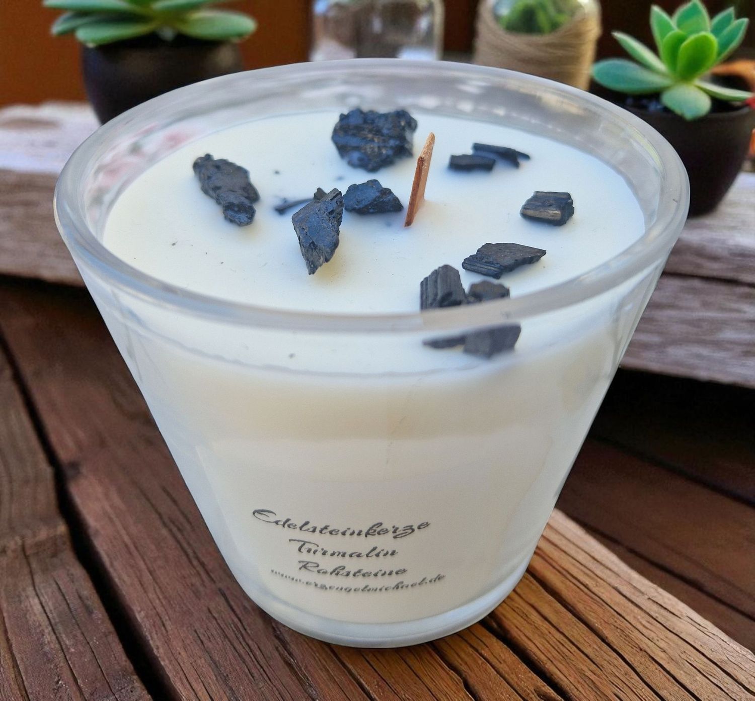 Edelsteinkerze aus Sojawachs - Turmalin Rohsteine in zwei Schichten Edelsteinkerze aus Sojawachs - Turmalin Rohsteine in zwei Schichten