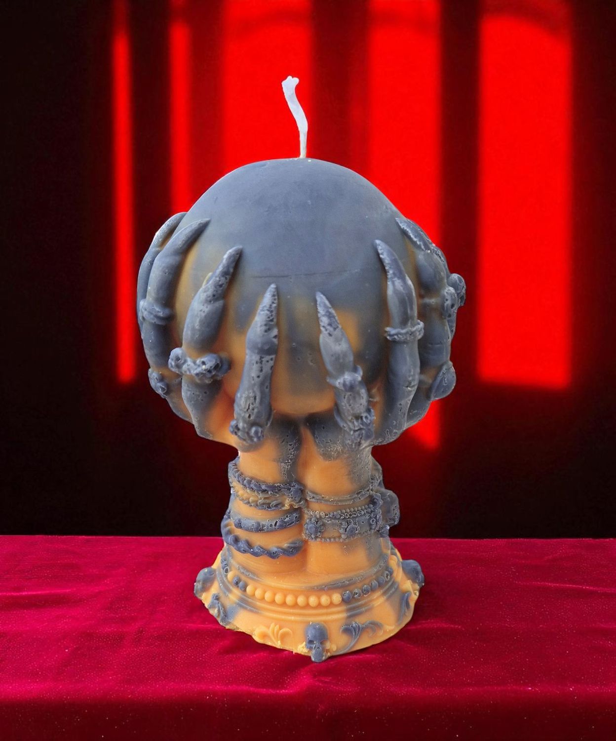 Standkerze aus Sojawachs - Gothic - Hände an Kugel Standkerze aus Sojawachs - Gothic - Hände an Kugel