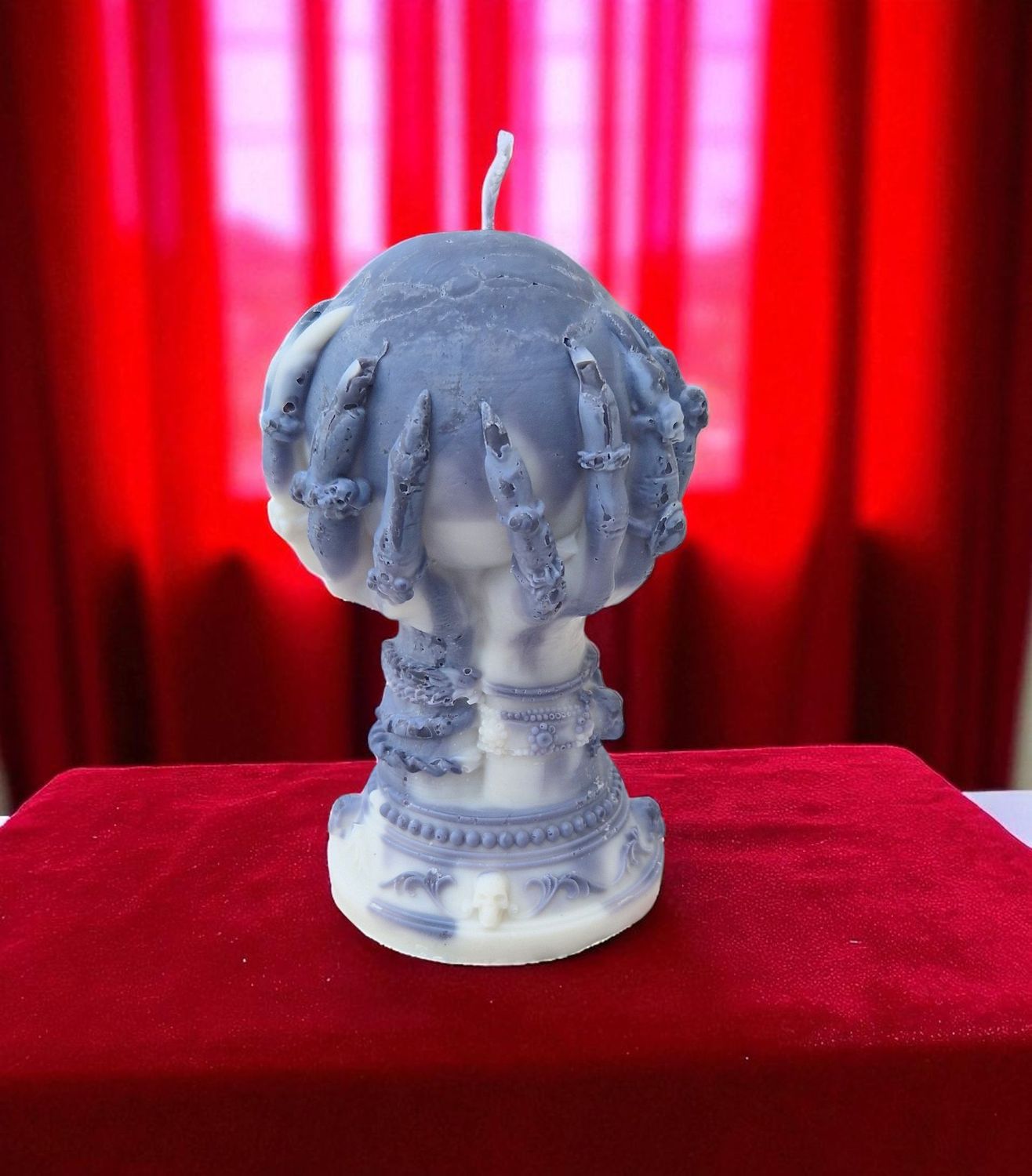 Standkerze aus Sojawachs - Gothic - Hände an Kugel Standkerze aus Sojawachs - Gothic - Hände an Kugel