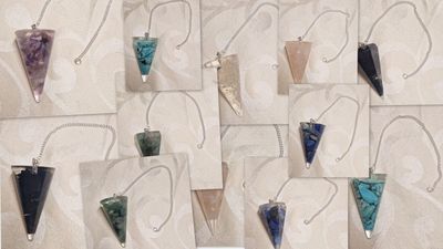 Pendel mit Edelsteinen