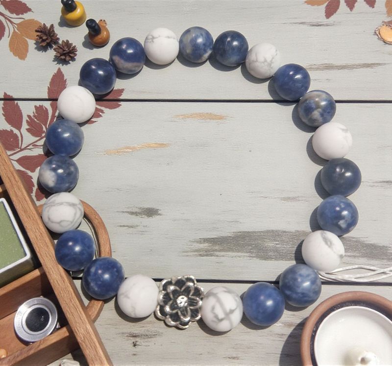 Howlith matt & Sodalith - mit Lotusblume - 8 mm