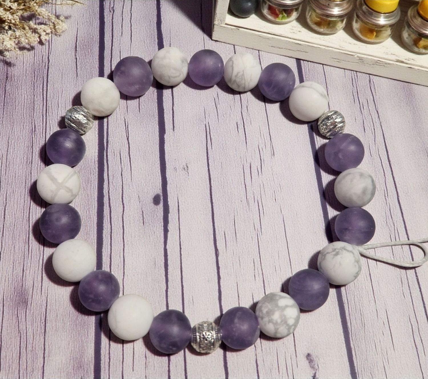 Armband - Howlith & Amethyst in matt - mit Metallelementen - 8 mm