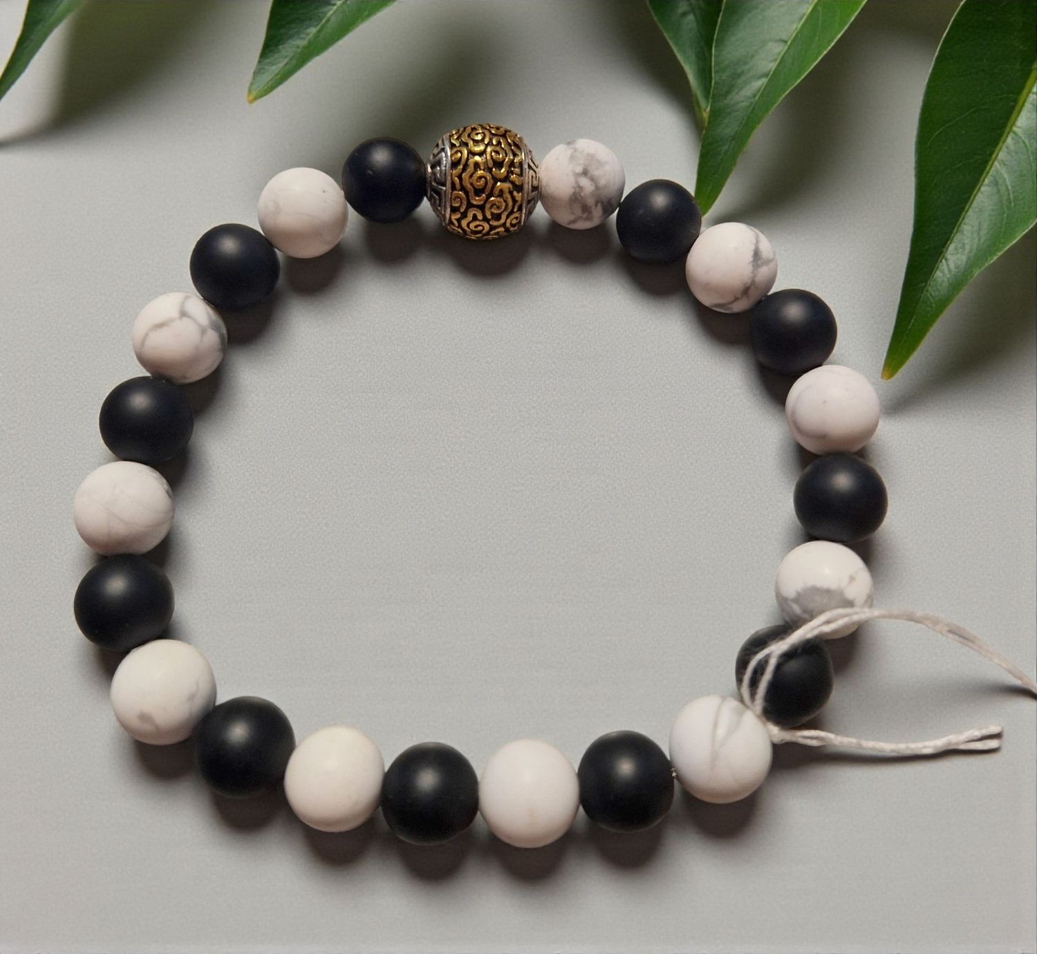 Armband - Howlith matt & Onyx matt - silber/gold Kugel - 8 mm Armband - Howlith matt & Onyx matt - silber/gold Kugel - 8 mm