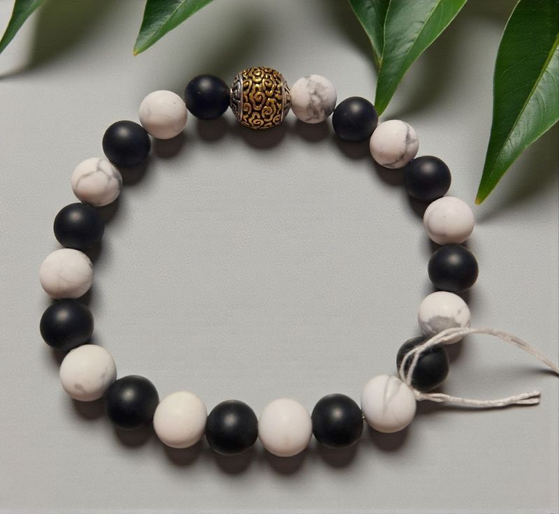 Armband - Howlith matt & Onyx matt - silber/gold Kugel - 8 mm Armband - Howlith matt & Onyx matt - silber/gold Kugel - 8 mm