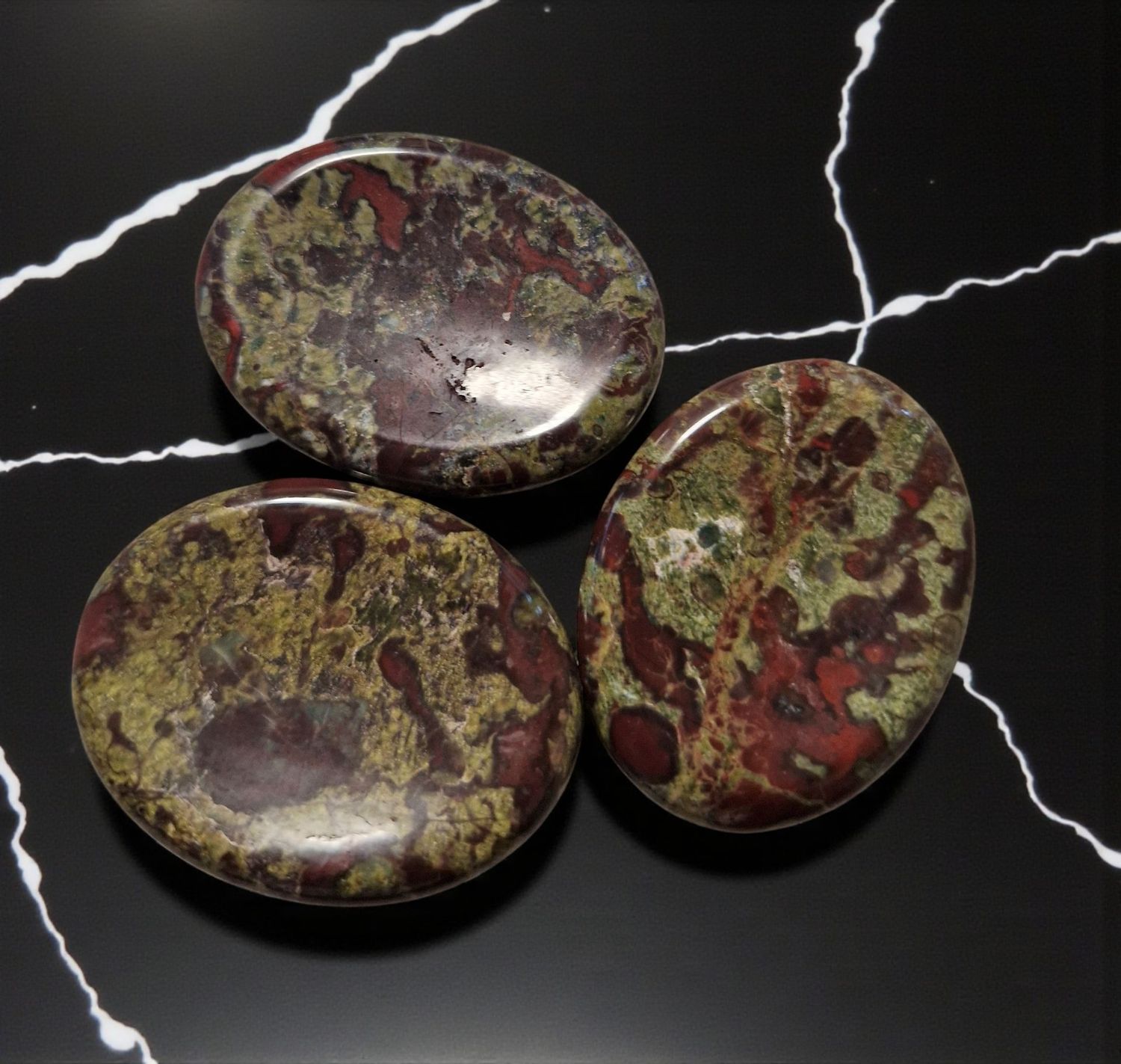 Drachenblut Jaspis - A - Qualität - Handschmeichler - Meditationsstein Drachenblut Jaspis - A - Qualität - Handschmeichler - Meditationsstein