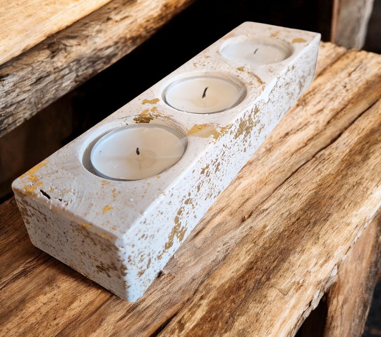 Teelichthalter für 3 Teelichter in weiß. Teelichthalter für 3 Teelichter in weiß.