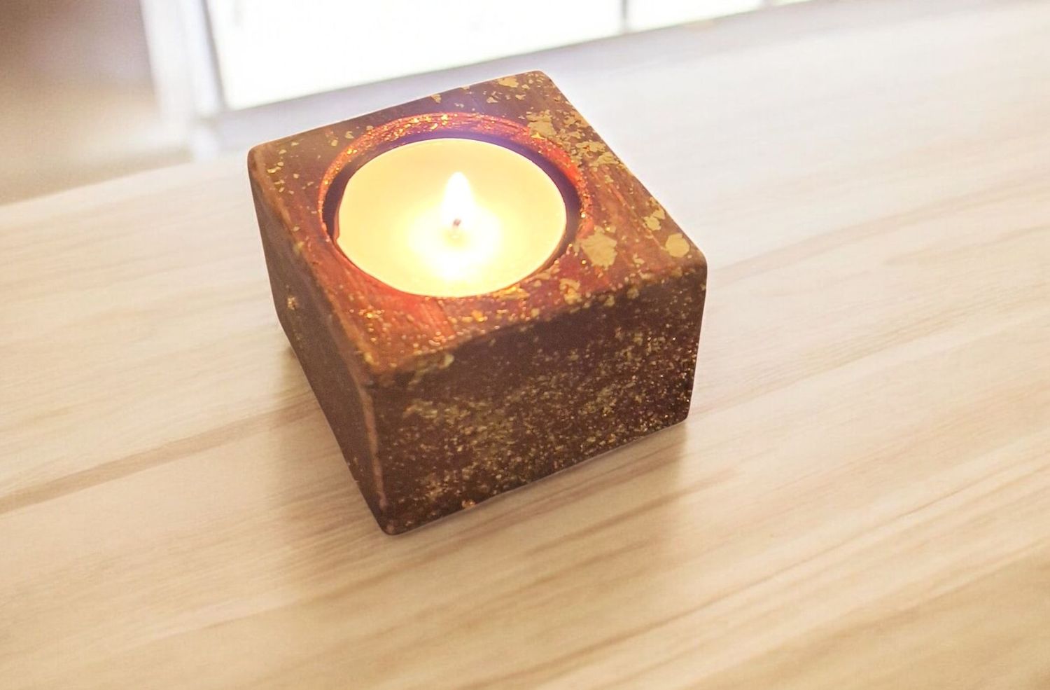 Teelichthalter für 1 Teelicht in mahagonifarben. Teelichthalter für 1 Teelicht in mahagonifarben.