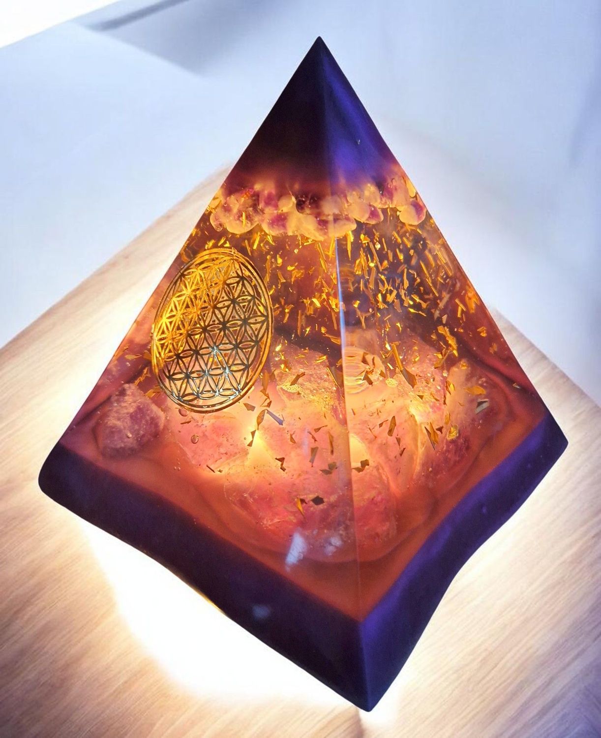 ​Große Pyramide - Blume des Lebens - mit Chevron Amethyst (Phantomzähne)Trommelsteine und Amethyst Rohsteine - mit goldfarbenem Schlagmetall