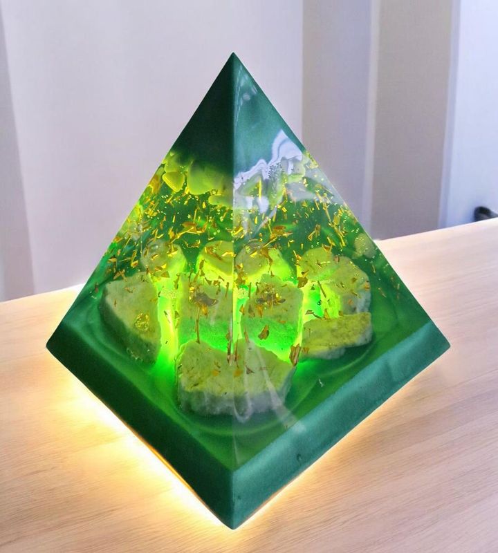 Große Pyramide - mit Amazonit Trommelsteine und Amazonit Rohsteine - mit goldfarbenem Schlagmetall Große Pyramide - mit Amazonit Trommelsteine und Amazonit Rohsteine - mit goldfarbenem Schlagmetall