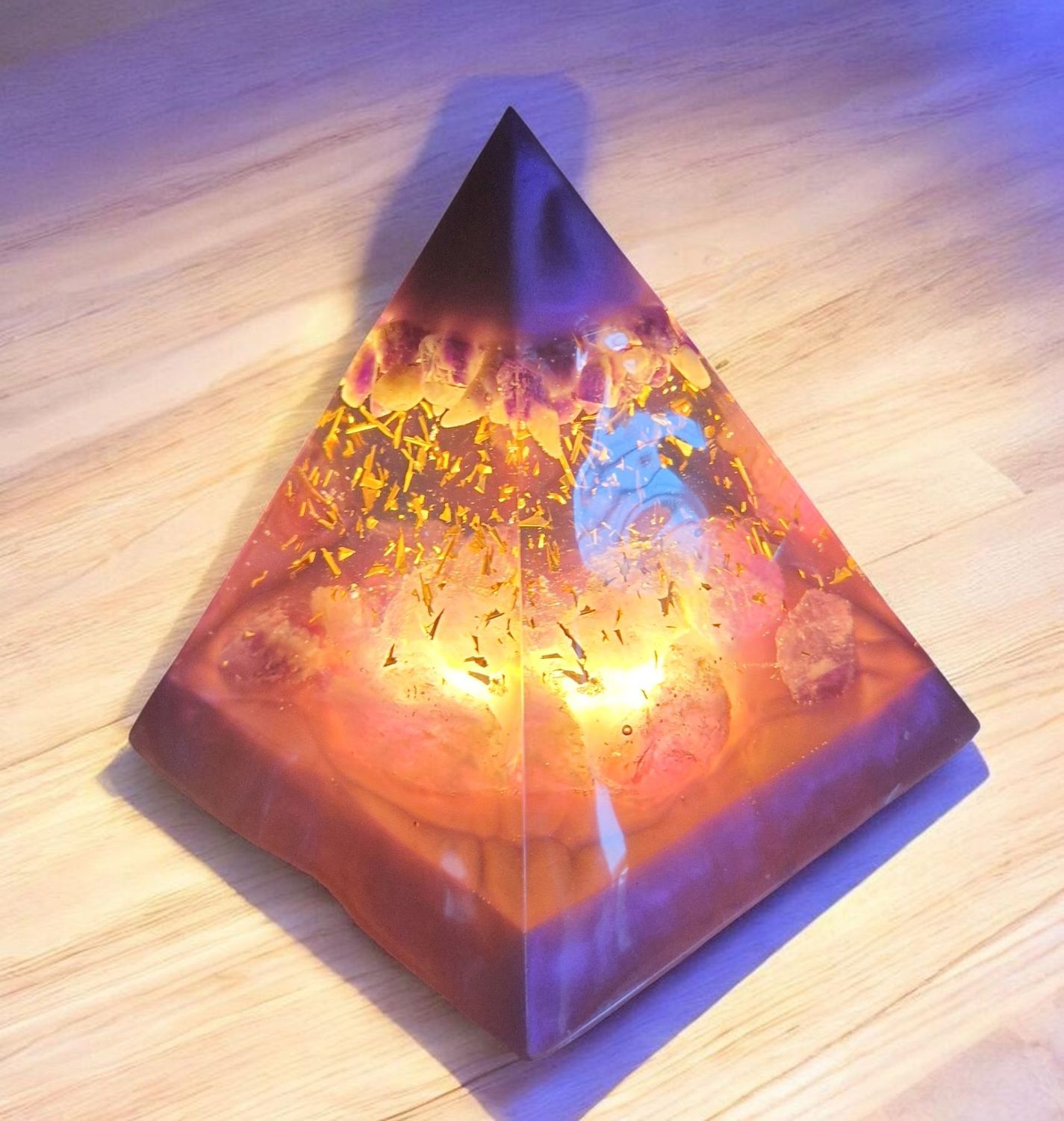 ​Große Pyramide - mit Chevron Amethyst (Phantomzähne)Trommelsteine und Amethyst Rohsteine - mit goldfarbenem Schlagmetall