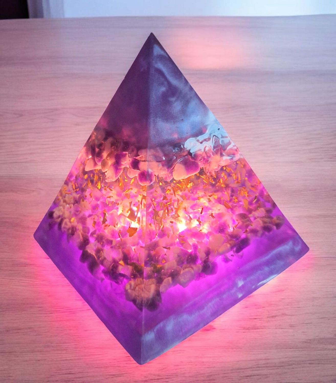​Große Pyramide - mit Chevron Amethyst (Phantomzähne)Trommelsteine - mit goldfarbenem Schlagmetall