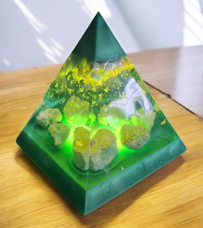 Große Pyramide - mit Amazonit Trommelsteine und Amazonit Rohsteine - mit goldfarbenem Schlagmetall Große Pyramide - mit Amazonit Trommelsteine und Amazonit Rohsteine - mit goldfarbenem Schlagmetall