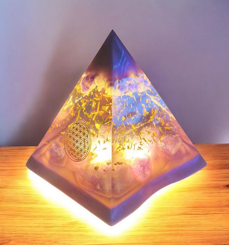 Große Pyramide - Blume des Lebens - mit Chevron Amethyst (Phantomzähne)Trommelsteine und Amethyst Rohsteine - mit goldfarbenem Schlagmetall Große Pyramide - Blume des Lebens - mit Chevron Amethyst (Phantomzähne)Trommelsteine und Amethyst Rohsteine - mit goldfarbenem Schlagmetall