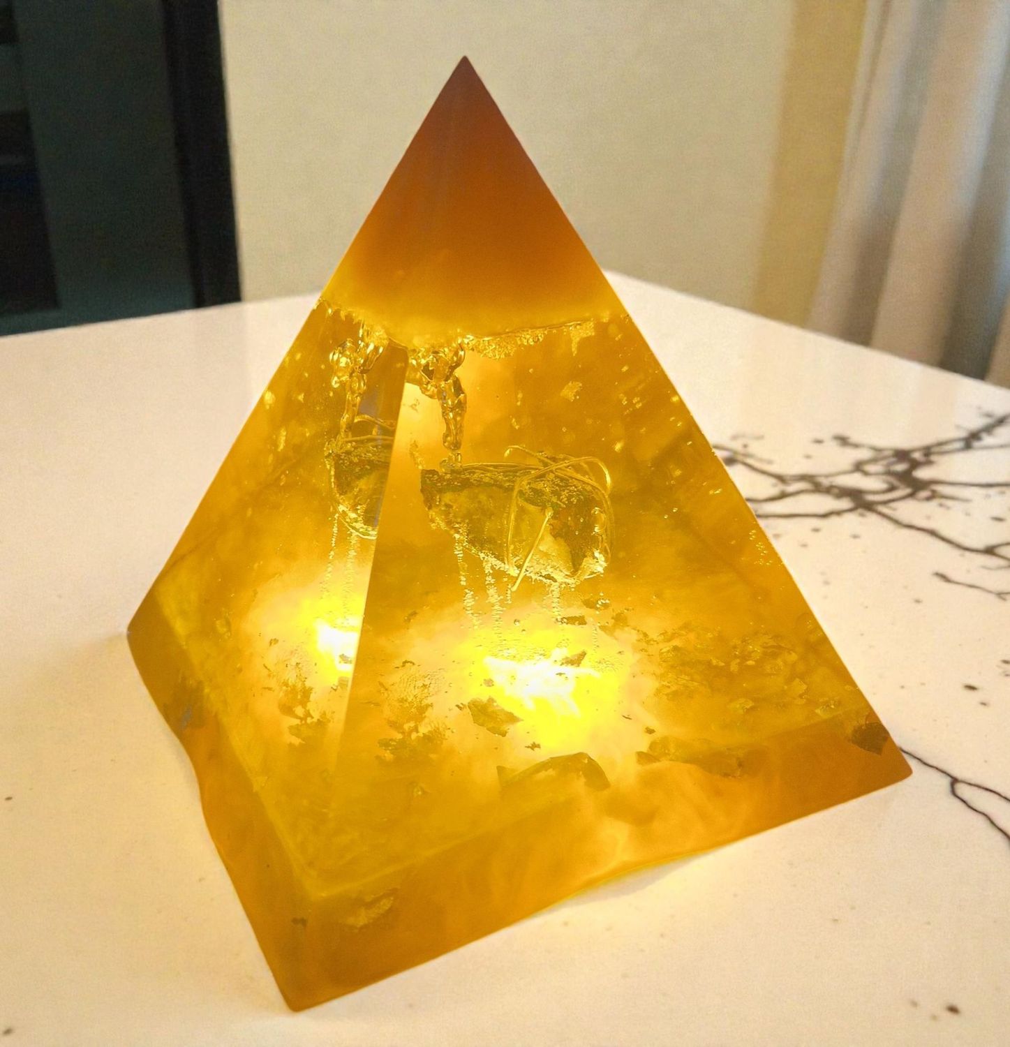 Große Pyramide - mit Chalkoryrit Rohstein und Messingdraht - mit goldfarbenem Schlagmetall