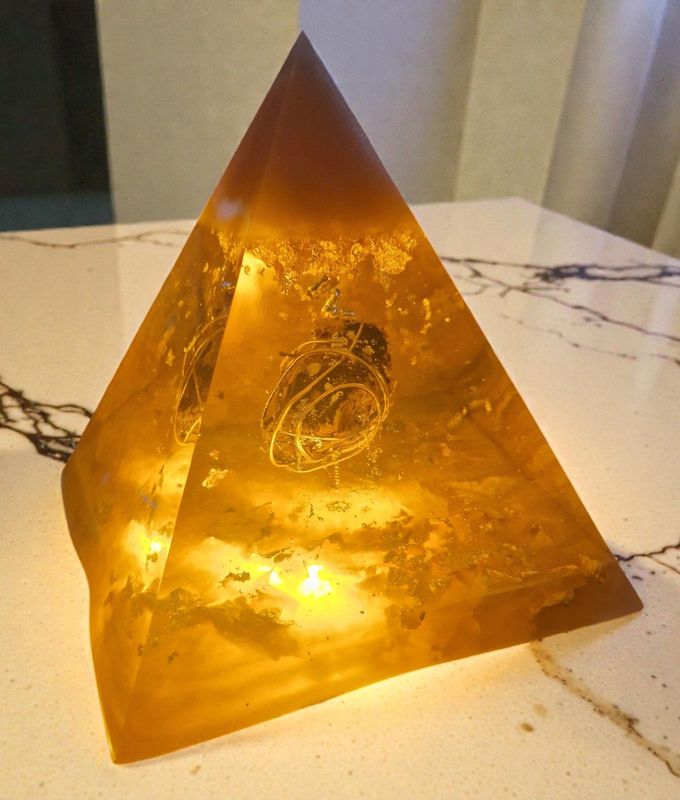 Große Pyramide - mit Chalkopyrit Rohstein und Messingdraht - mit goldfarbenem Schlagmetall
