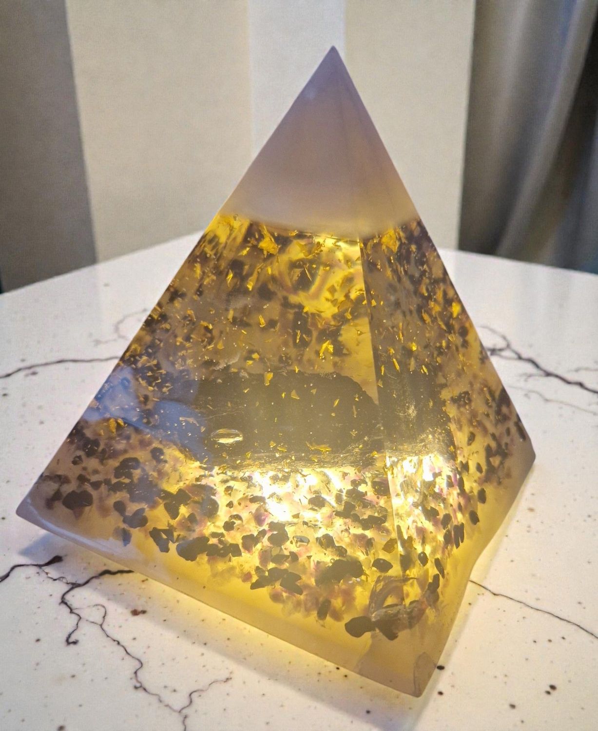 Große Pyramide - mit einem großen Turmalin Rohstein und auf dem Boden "Das goldene Dreieck" - mit goldfarbenem Schlagmetall